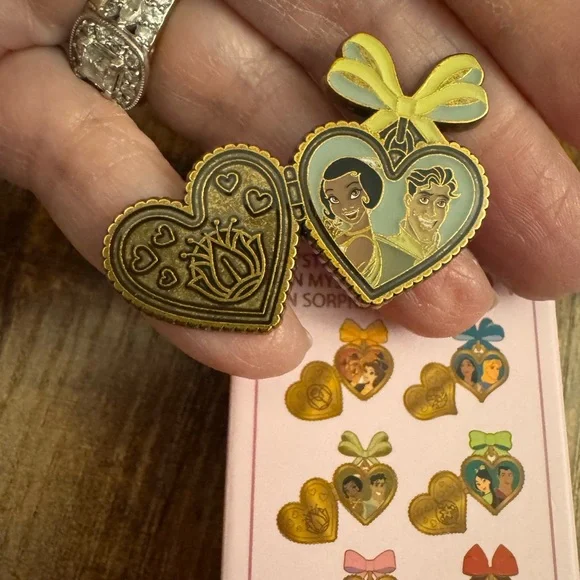 One “LOT” of excellent condition Disney Pins. 25 pins in total. - Picture 15 of 16